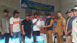Dinas Perikanan Donggala Salurkan 2,5 Ton Pakan dan 117.720 Benih Udang Vaname, Percepat Pemulihan Tambak Pascabanjir